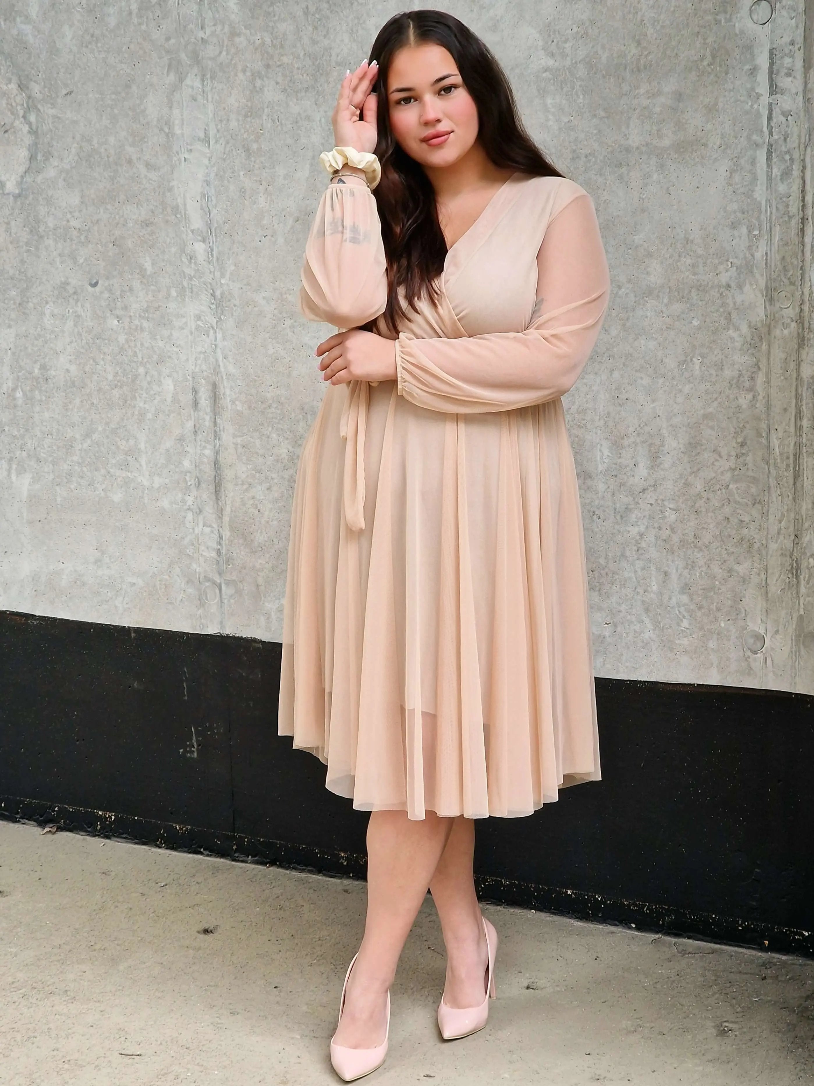 Sukienka z marszczeniem w talii i dekoltem w serek - w wielu kolorach Stylowa XL