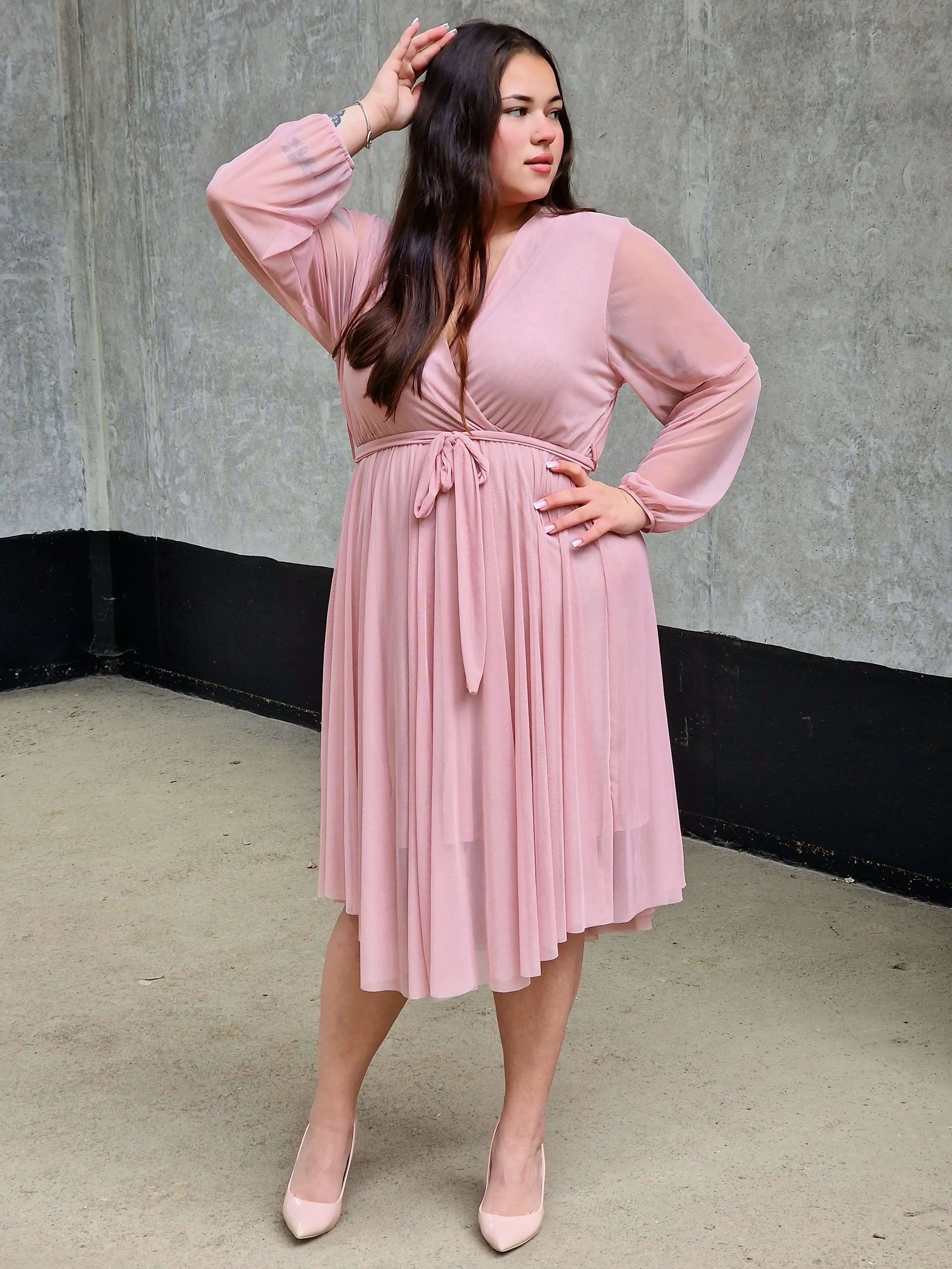 Sukienka z marszczeniem w talii i dekoltem w serek - w wielu kolorach Stylowa XL