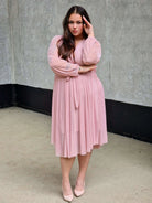 Sukienka z marszczeniem w talii i dekoltem w serek - w wielu kolorach Stylowa XL