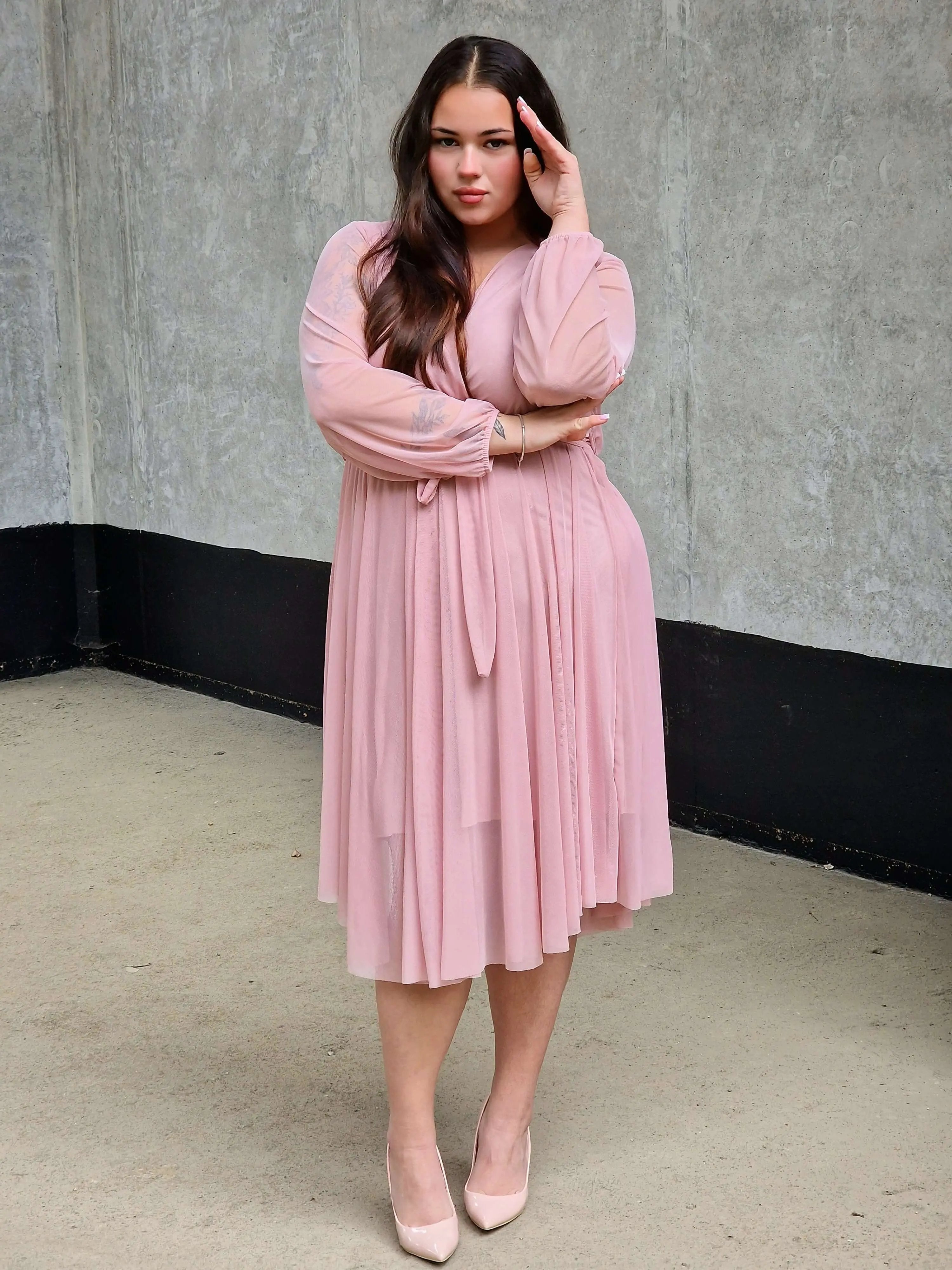 Sukienka z marszczeniem w talii i dekoltem w serek - w wielu kolorach Stylowa XL