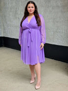 Sukienka z marszczeniem w talii i dekoltem w serek - w wielu kolorach Stylowa XL