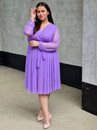 Sukienka z marszczeniem w talii i dekoltem w serek - w wielu kolorach Stylowa XL