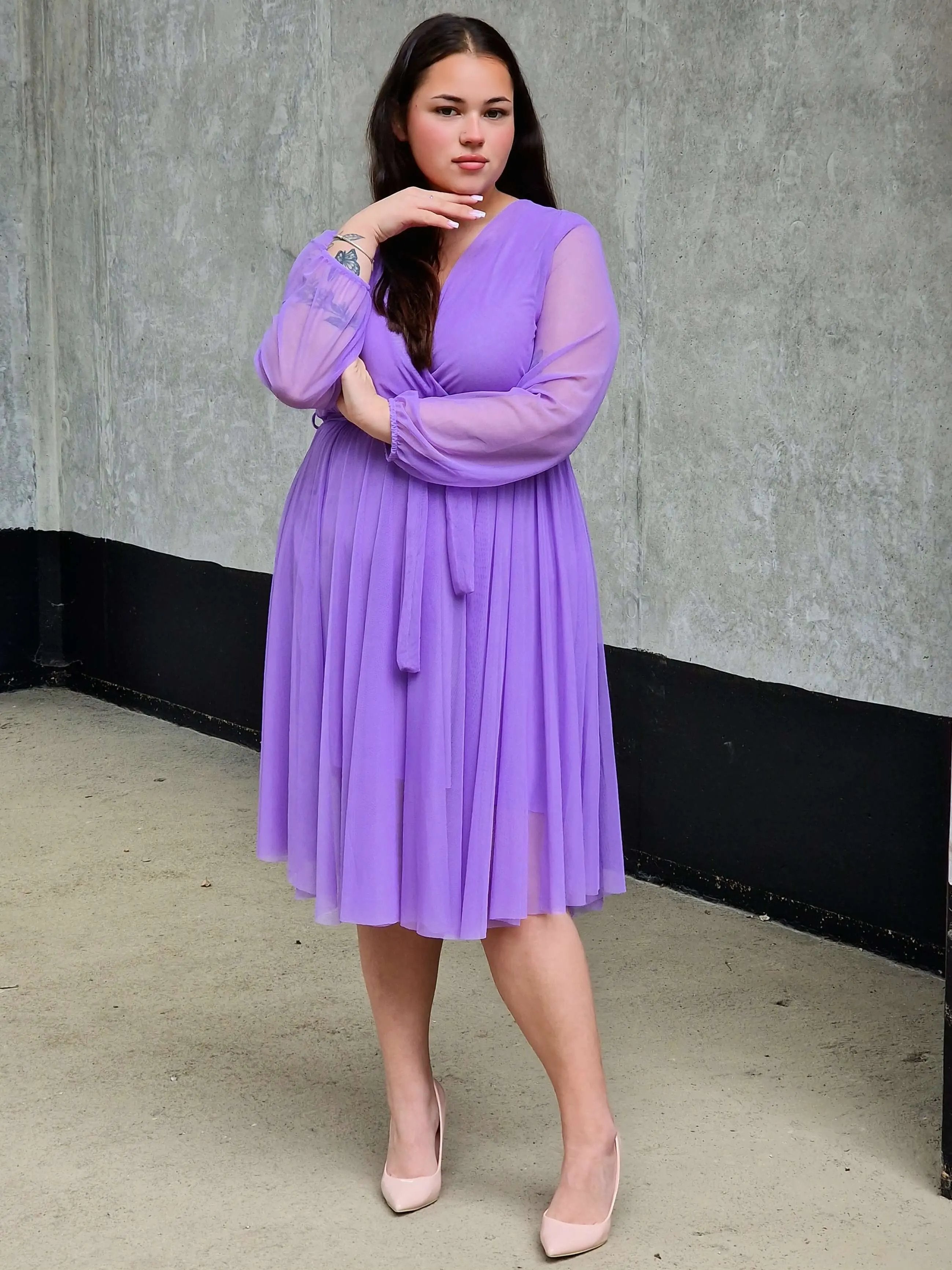 Sukienka z marszczeniem w talii i dekoltem w serek - w wielu kolorach Stylowa XL