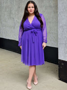 Sukienka z marszczeniem w talii i dekoltem w serek - w wielu kolorach Stylowa XL