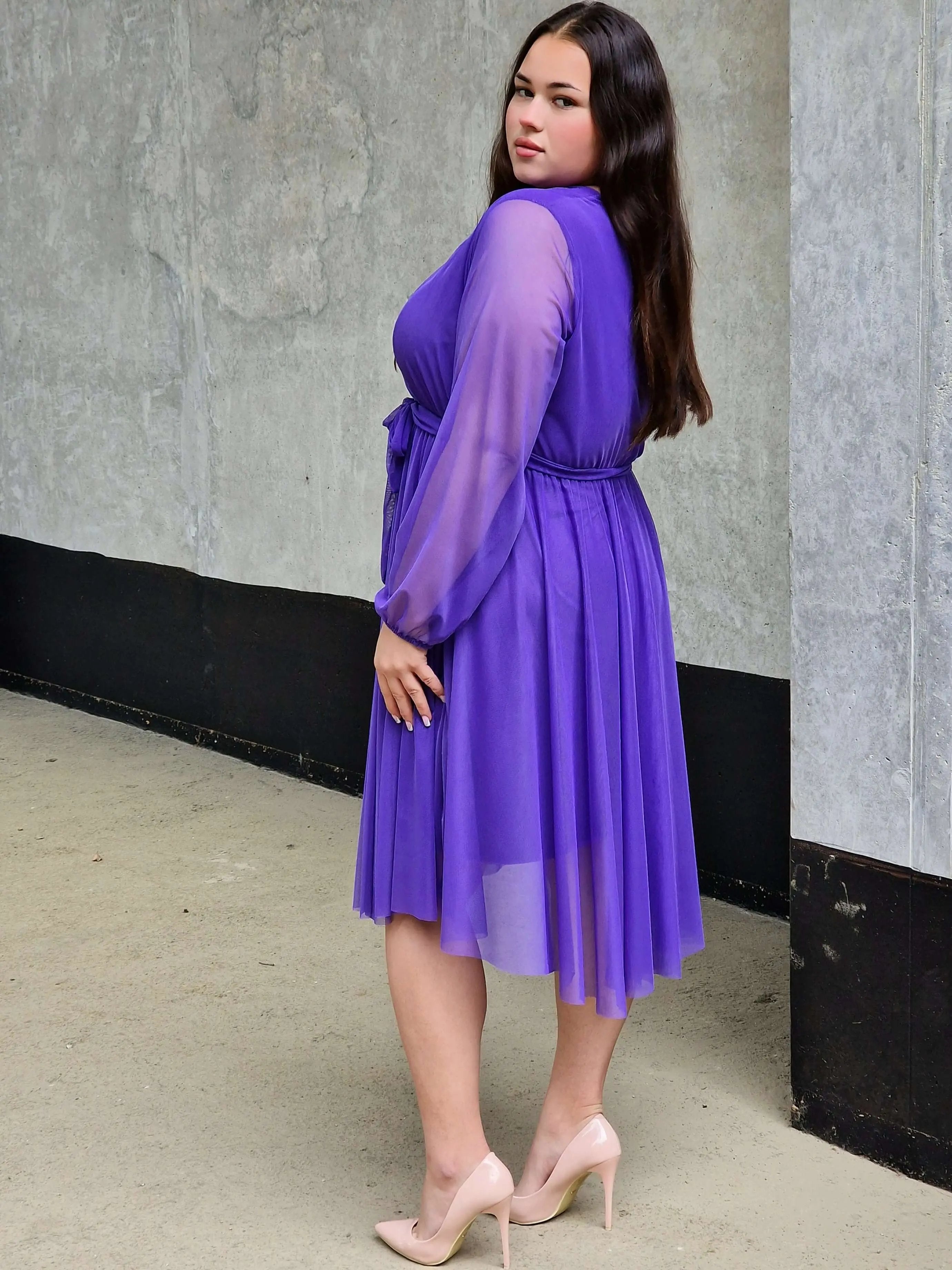 Sukienka z marszczeniem w talii i dekoltem w serek - w wielu kolorach Stylowa XL