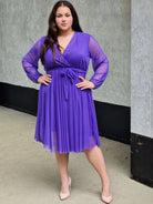 Sukienka z marszczeniem w talii i dekoltem w serek - w wielu kolorach Stylowa XL