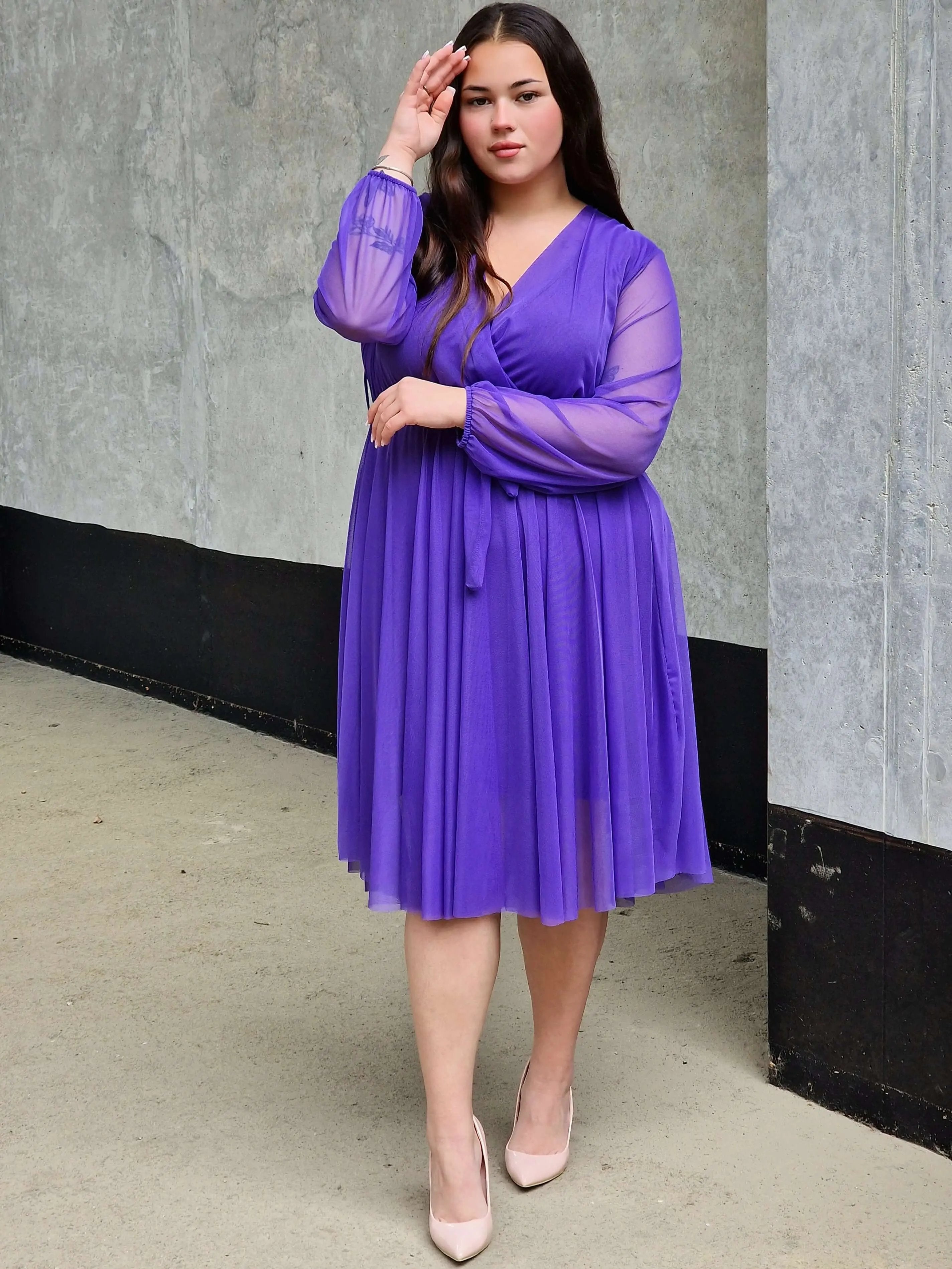 Sukienka z marszczeniem w talii i dekoltem w serek - w wielu kolorach Stylowa XL