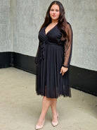 Sukienka z marszczeniem w talii i dekoltem w serek - w wielu kolorach Stylowa XL