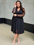 Sukienka z marszczeniem w talii i dekoltem w serek - w wielu kolorach Stylowa XL