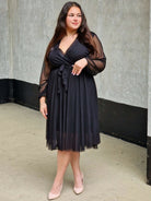 Sukienka z marszczeniem w talii i dekoltem w serek - w wielu kolorach Stylowa XL