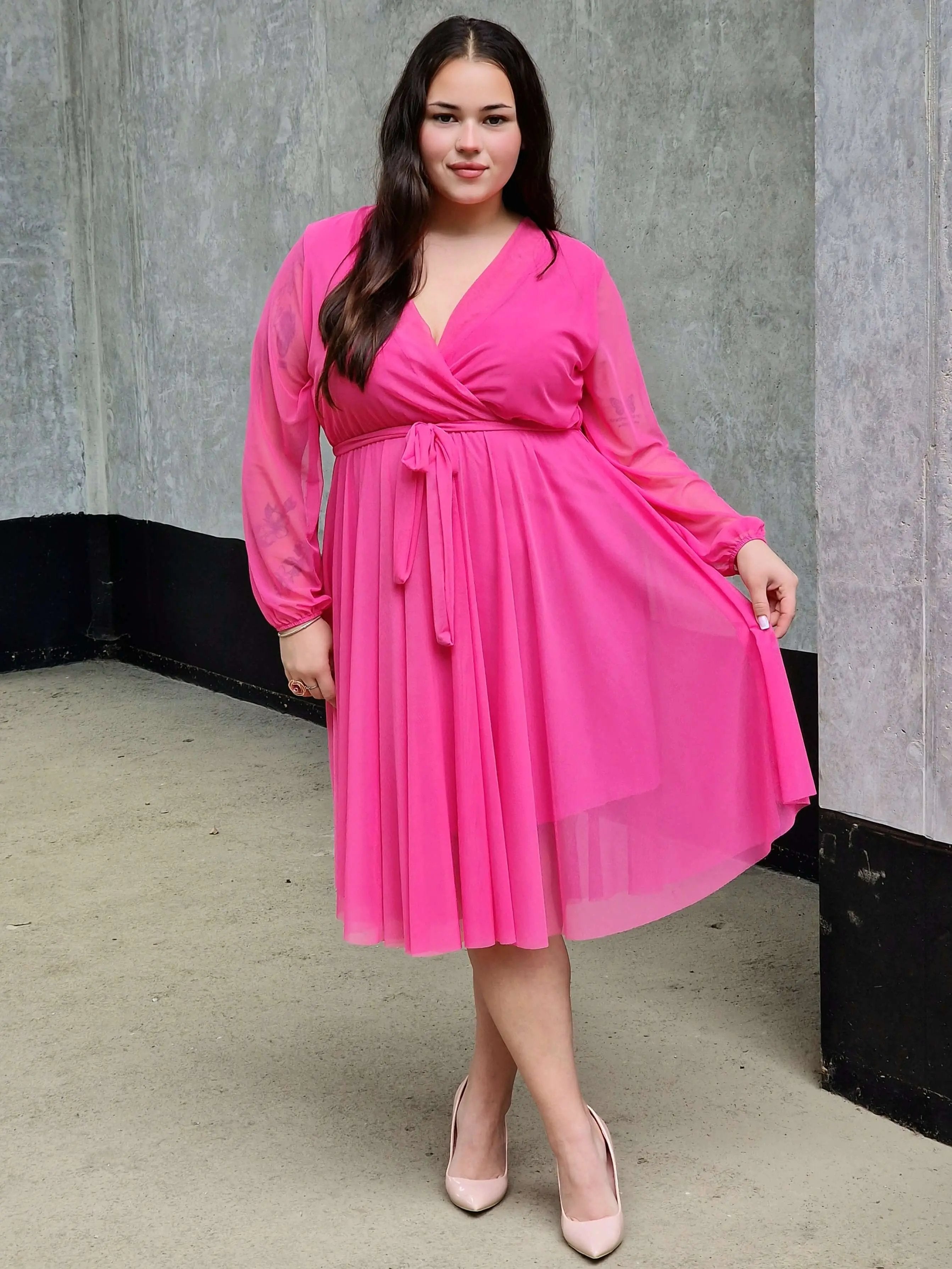 Sukienka z marszczeniem w talii i dekoltem w serek - w wielu kolorach Stylowa XL