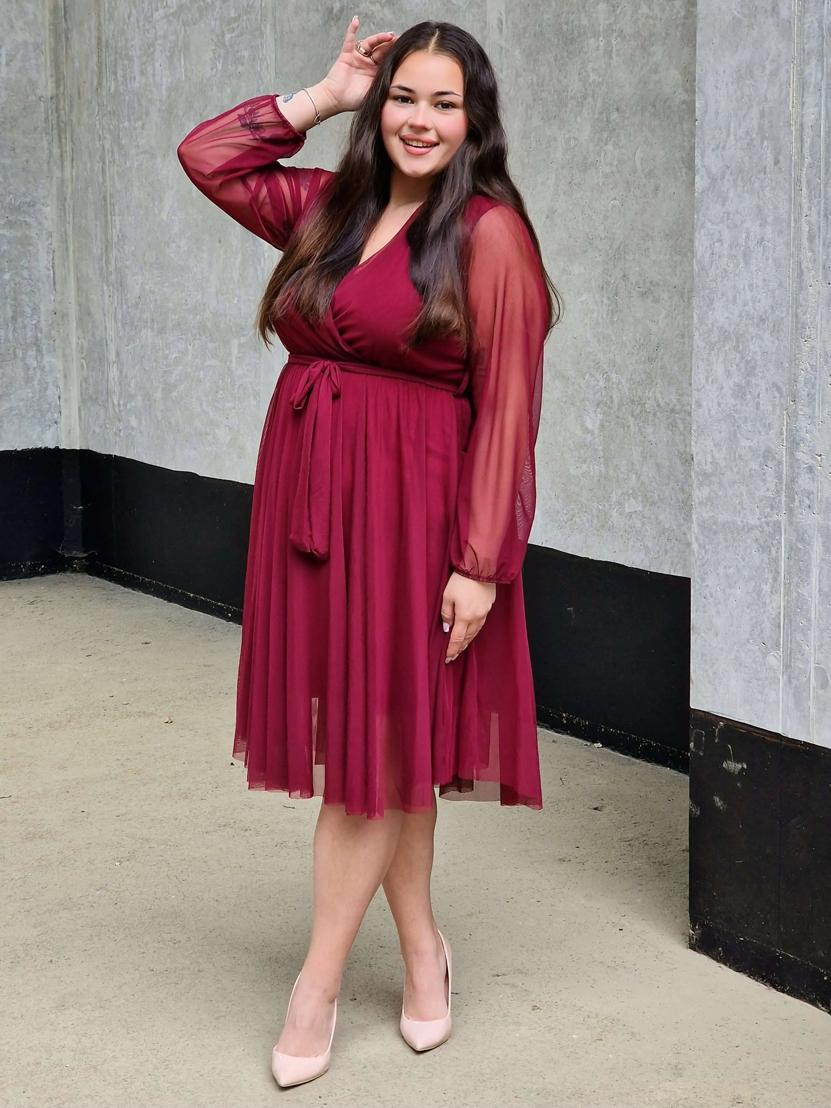 Sukienka z marszczeniem w talii i dekoltem w serek - w wielu kolorach Stylowa XL