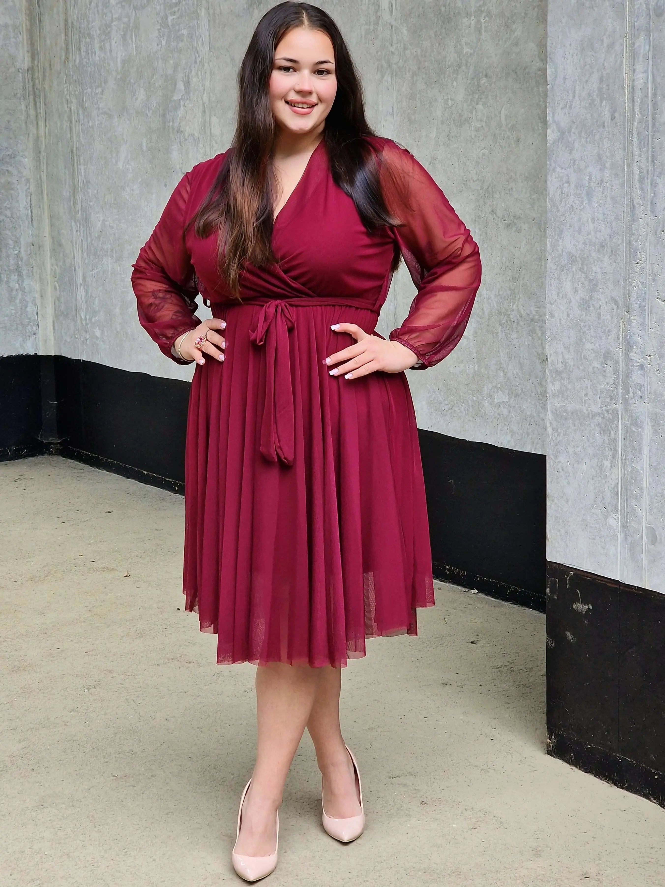 Sukienka z marszczeniem w talii i dekoltem w serek - w wielu kolorach Stylowa XL