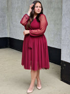 Sukienka z marszczeniem w talii i dekoltem w serek - w wielu kolorach Stylowa XL