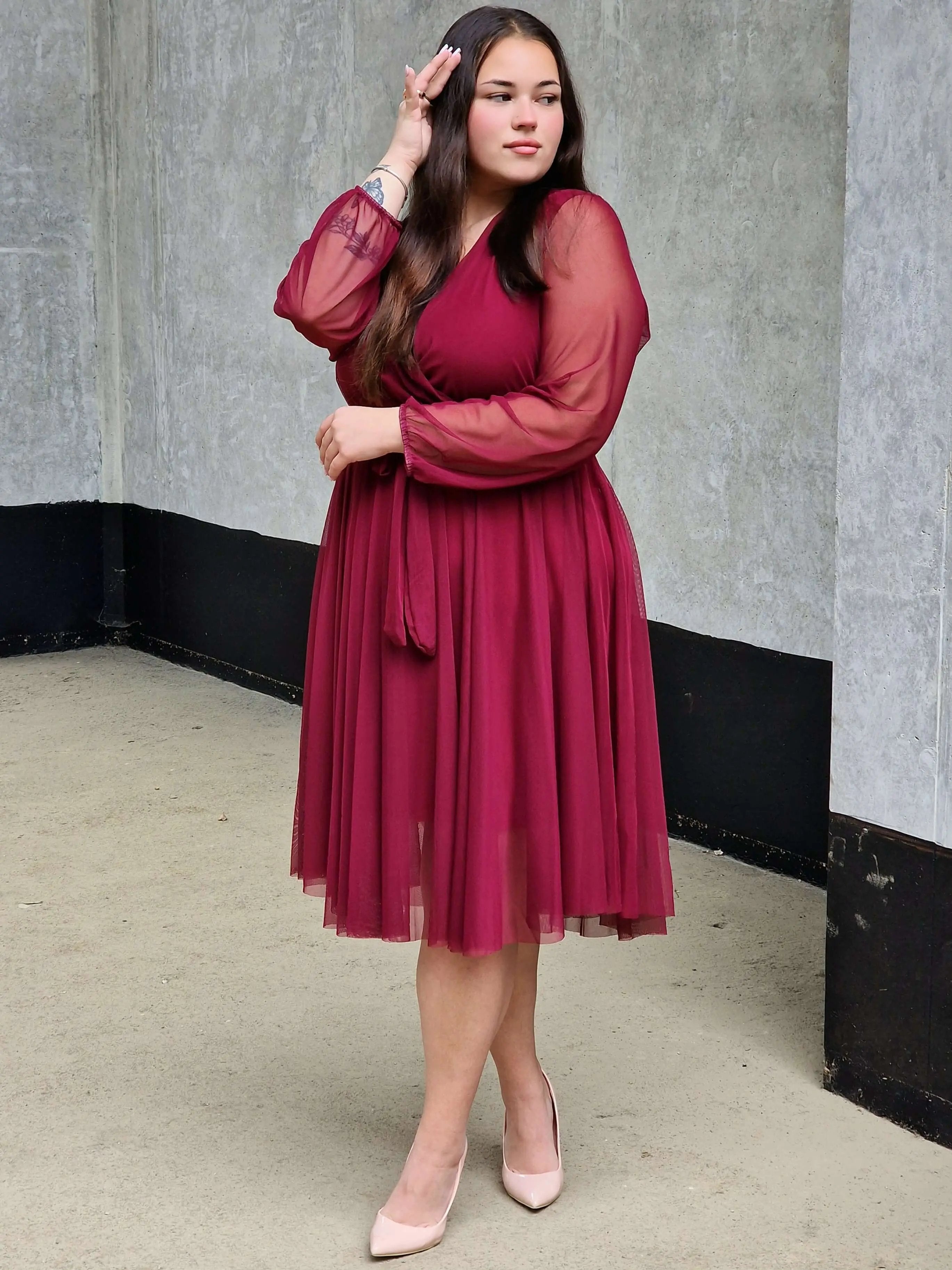 Sukienka z marszczeniem w talii i dekoltem w serek - w wielu kolorach Stylowa XL