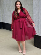 Sukienka z marszczeniem w talii i dekoltem w serek - w wielu kolorach Stylowa XL