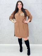 Sukienka z napisem LOVE – elegancka ,  plus size w karmelowym kolorze Stylowa XL