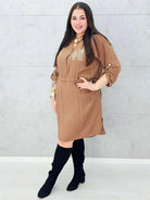 Sukienka z napisem LOVE – elegancka ,  plus size w karmelowym kolorze Stylowa XL