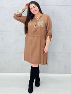 Sukienka z napisem LOVE – elegancka ,  plus size w karmelowym kolorze Stylowa XL