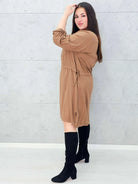 Sukienka z napisem LOVE – elegancka ,  plus size w karmelowym kolorze Stylowa XL