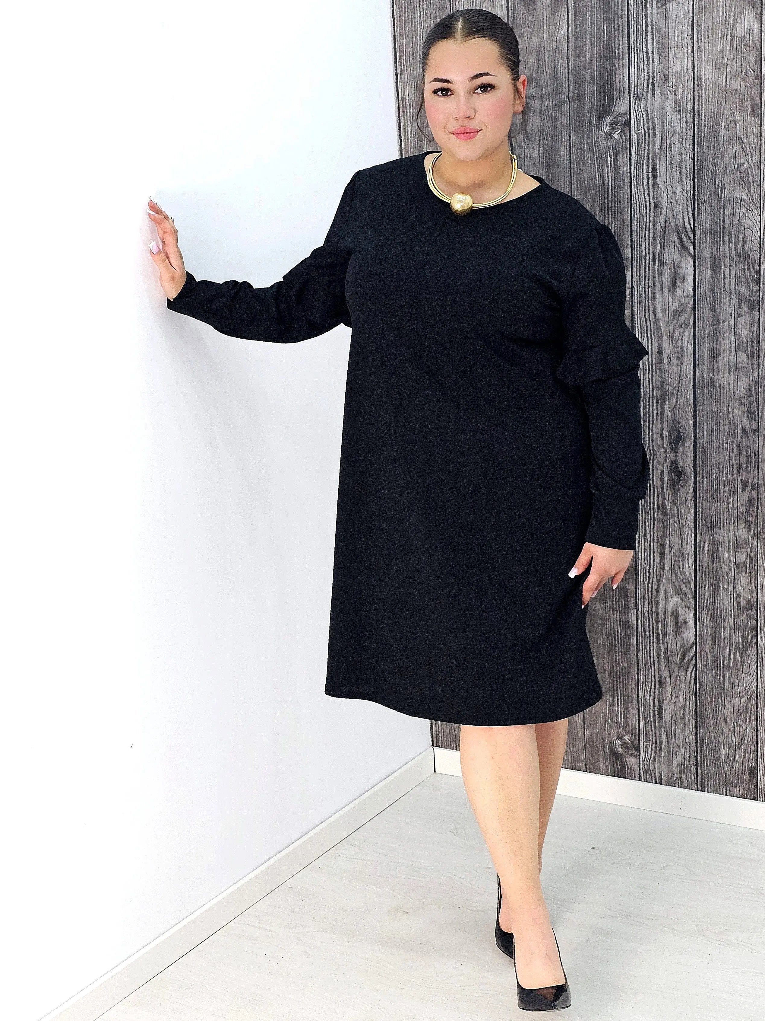 Sukienka z ozdobnym łańcuszkiem na plecach Stylowa XL