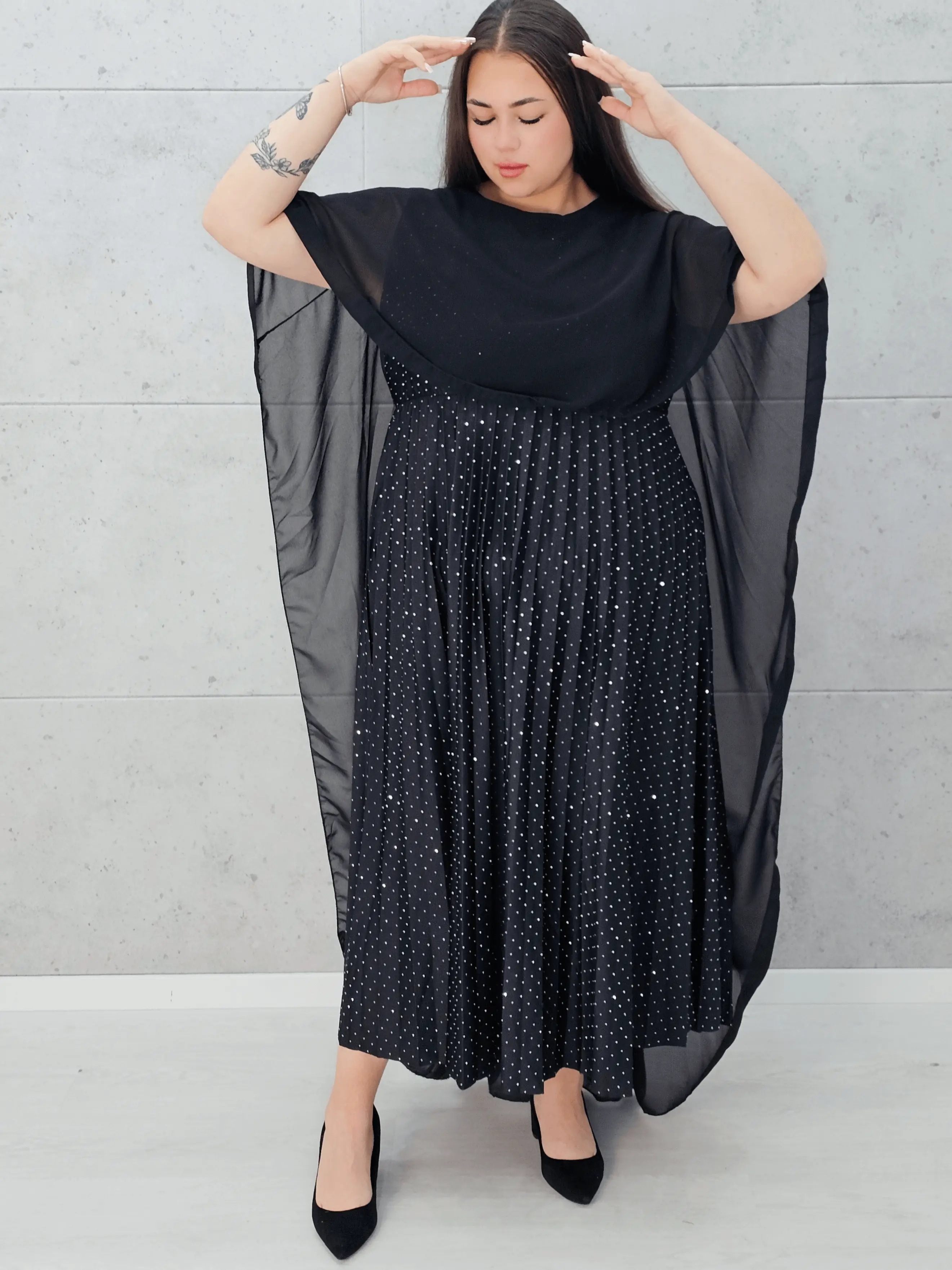 Sukienka z peleryną i plisowanym dołem Stylowa XL