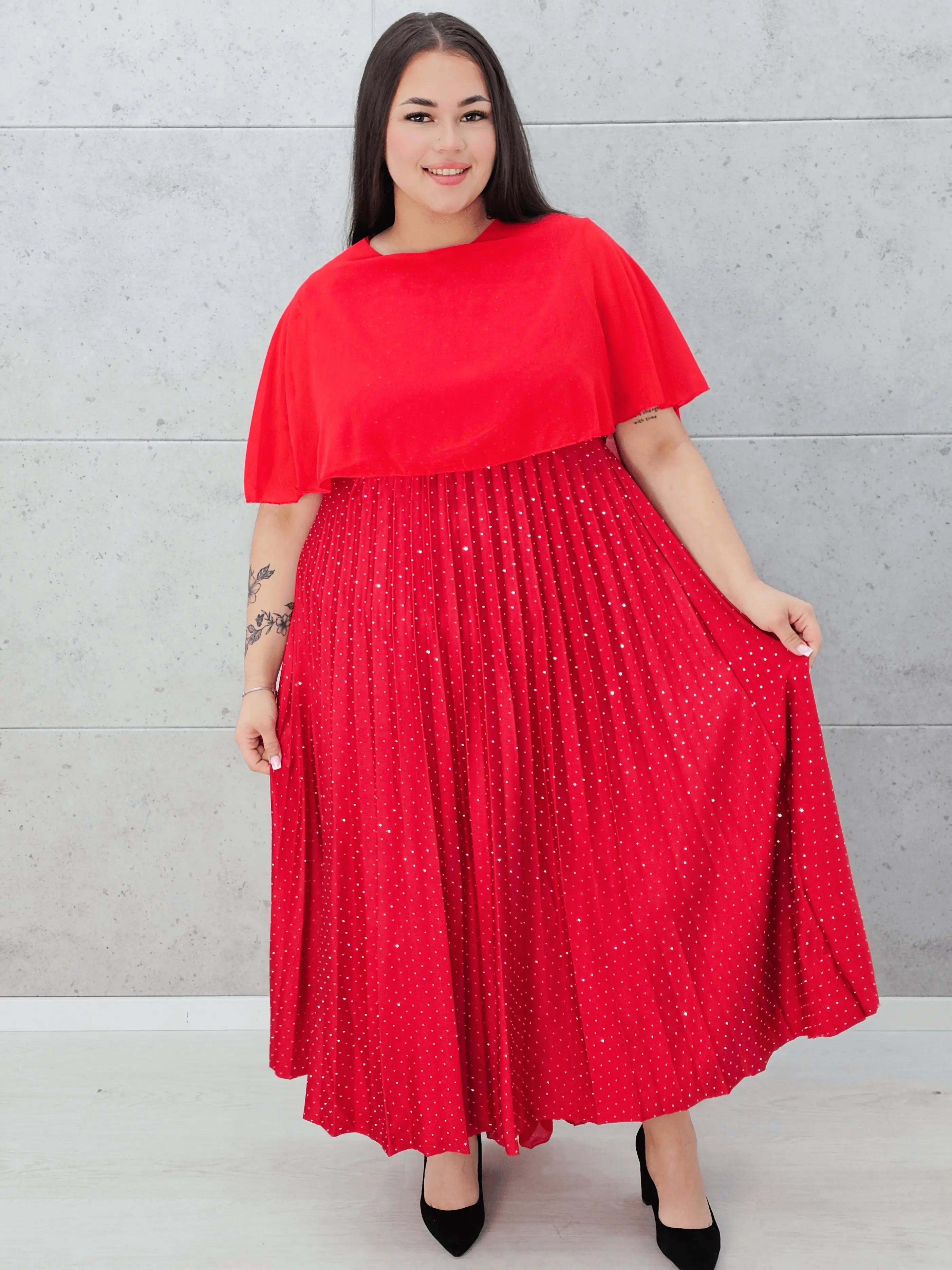 Sukienka z peleryną i plisowanym dołem Stylowa XL