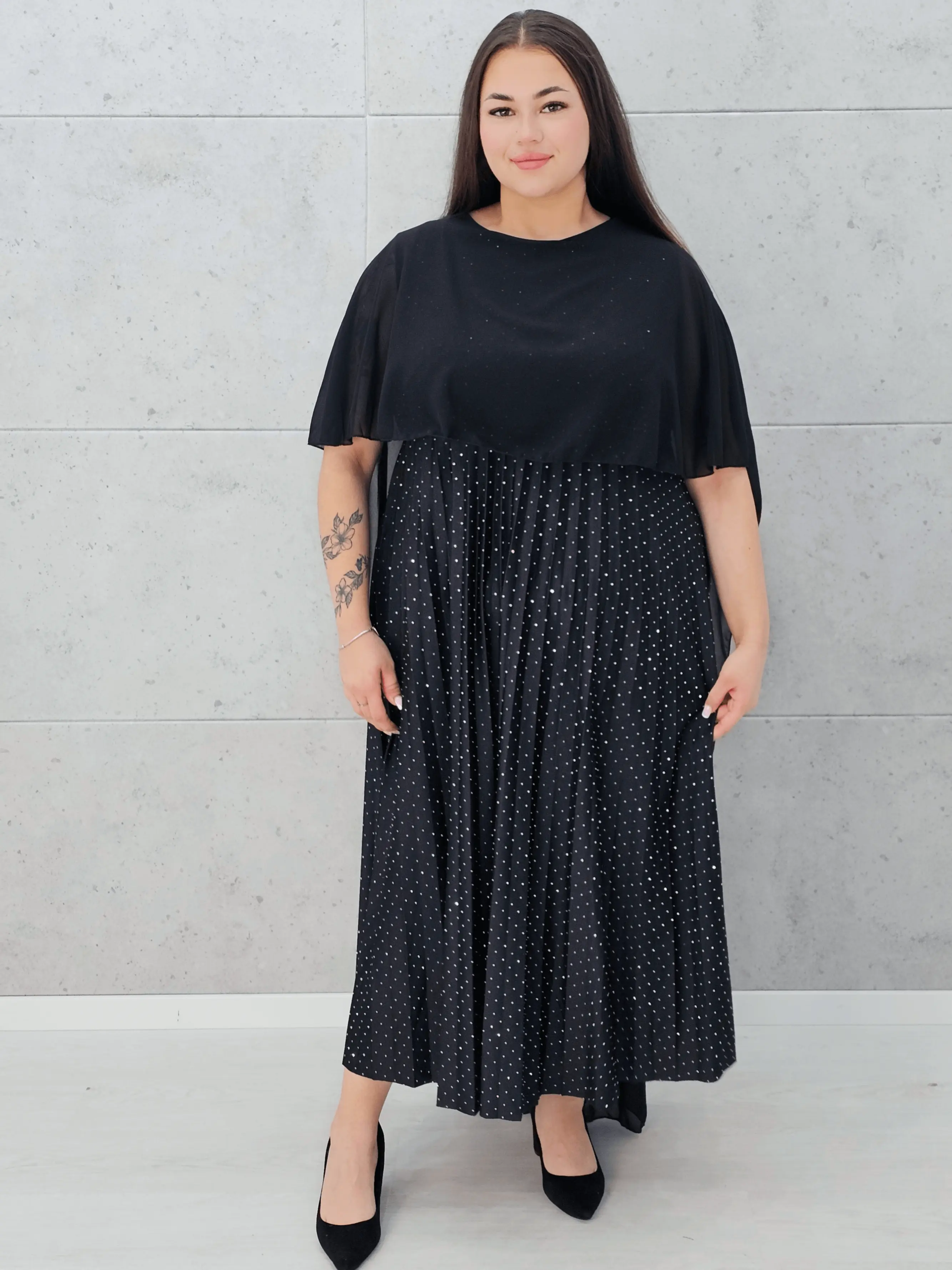 Sukienka z peleryną i plisowanym dołem Stylowa XL