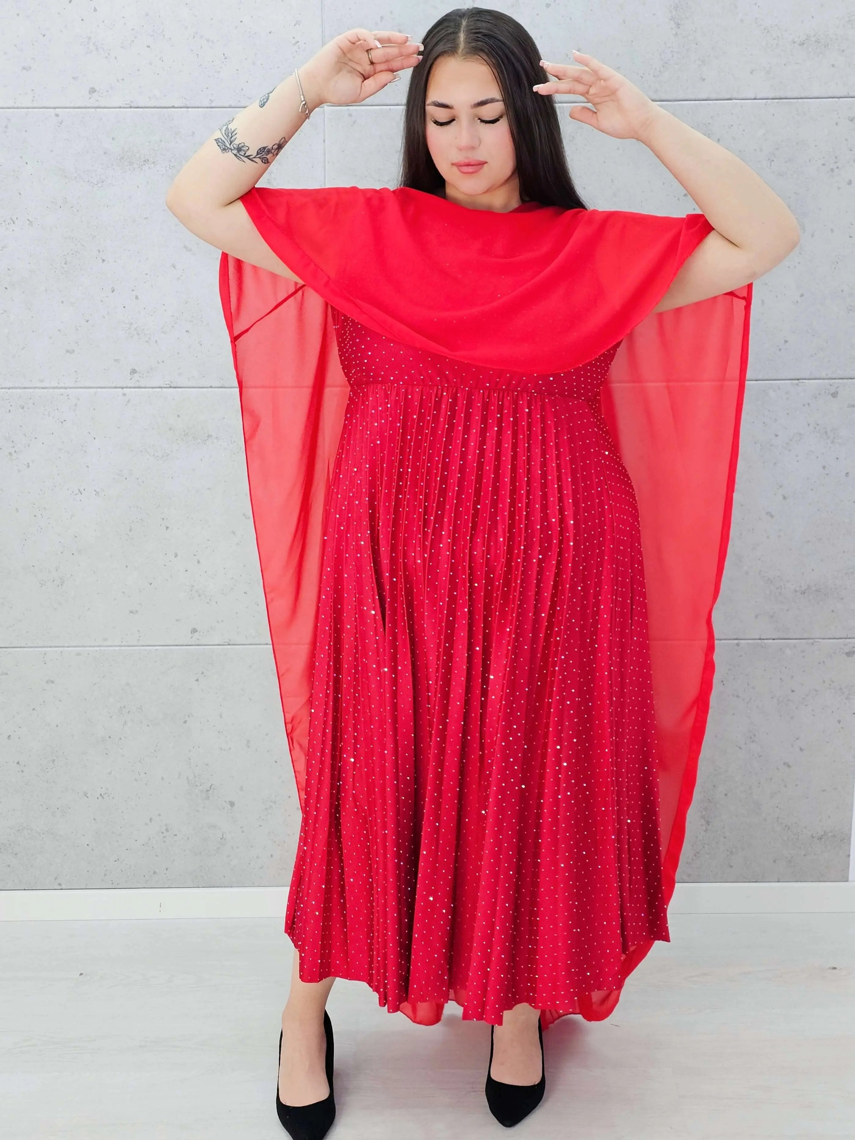 Sukienka z peleryną i plisowanym dołem Stylowa XL