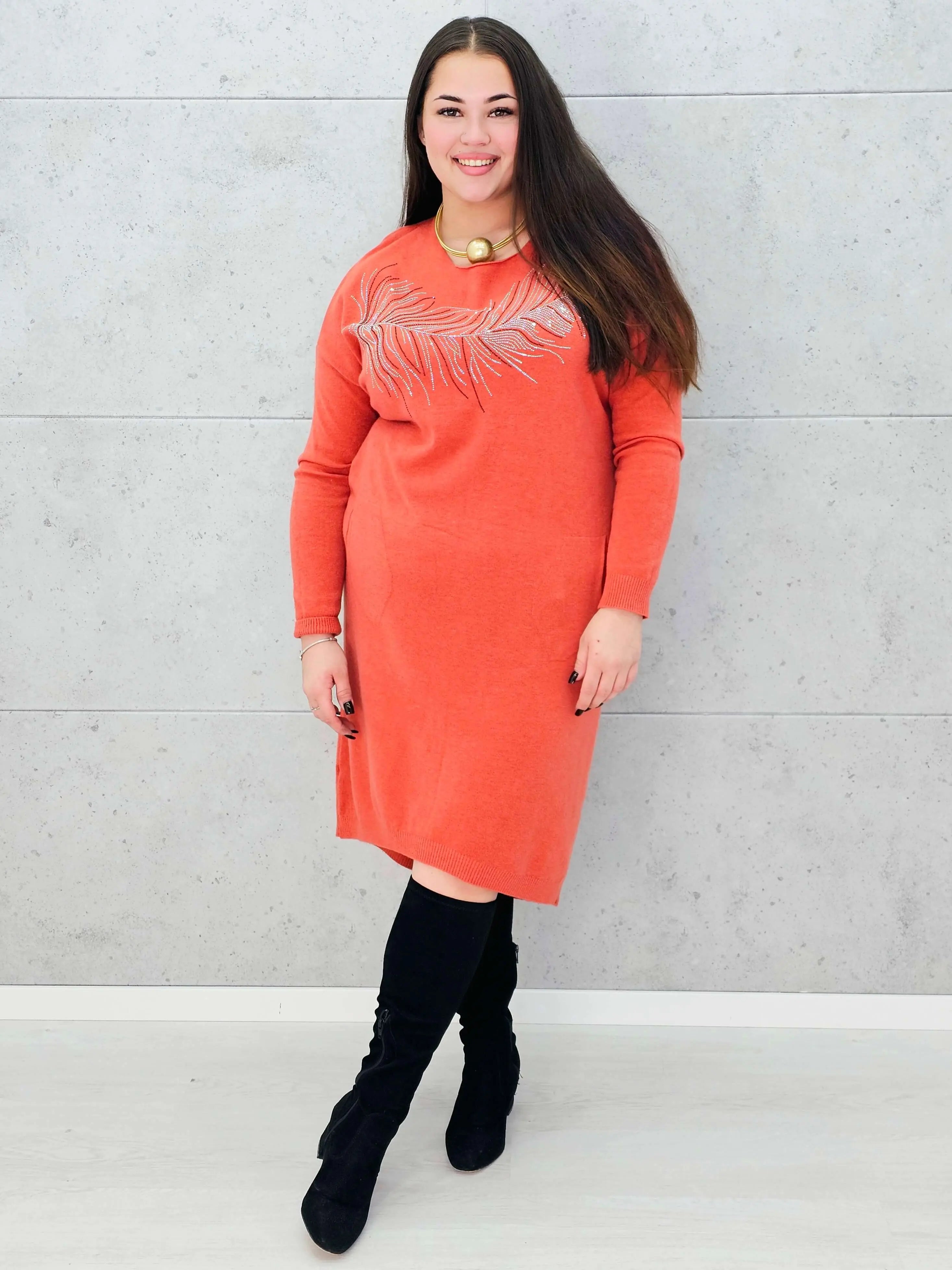 Sukienka z piórem – elegancka dzianinowa sukienka plus size w kolorze ceglastym Stylowa XL