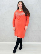 Sukienka z piórem – elegancka dzianinowa sukienka plus size w kolorze ceglastym Stylowa XL