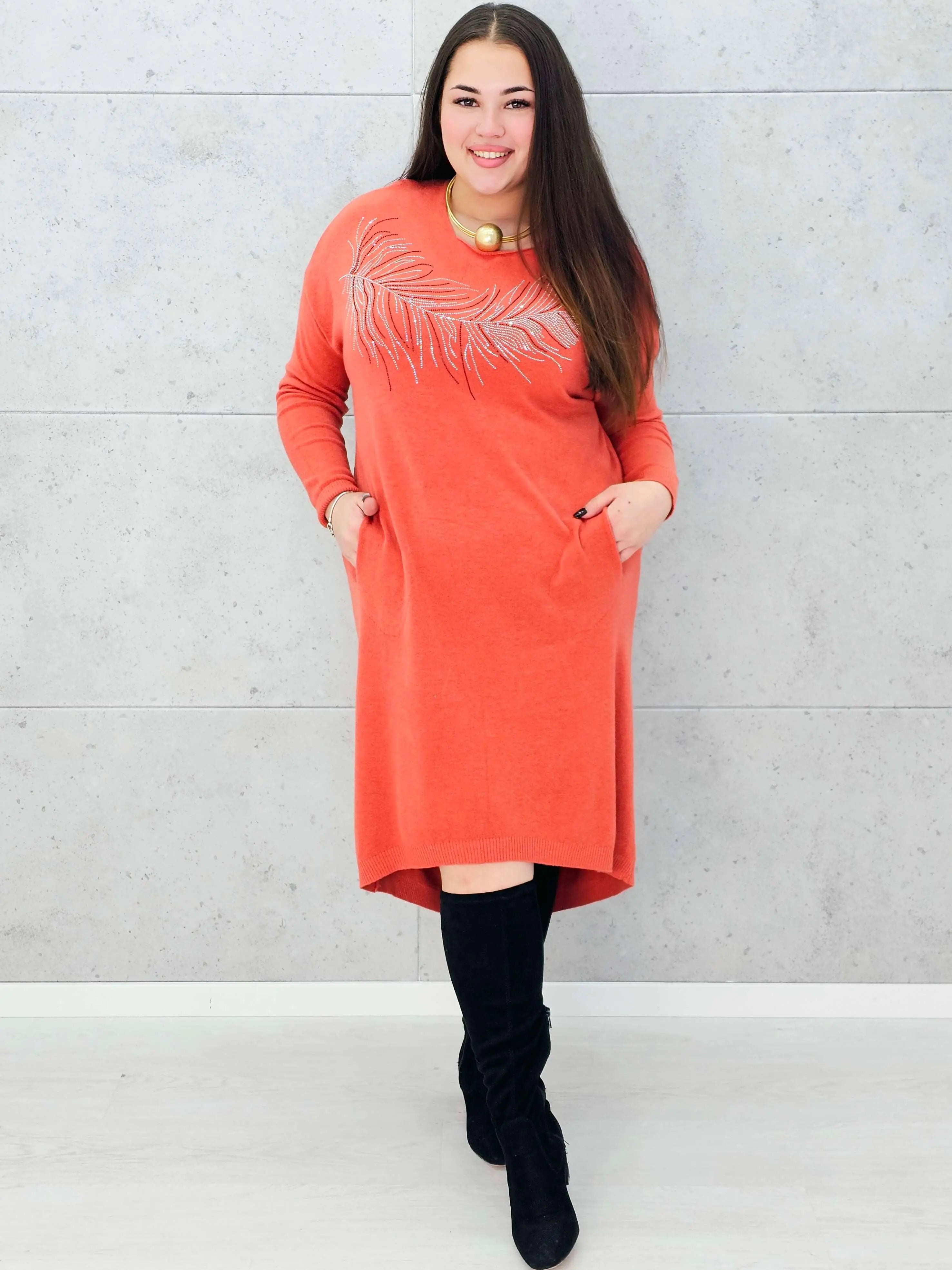 Sukienka z piórem – elegancka dzianinowa sukienka plus size w kolorze ceglastym Stylowa XL