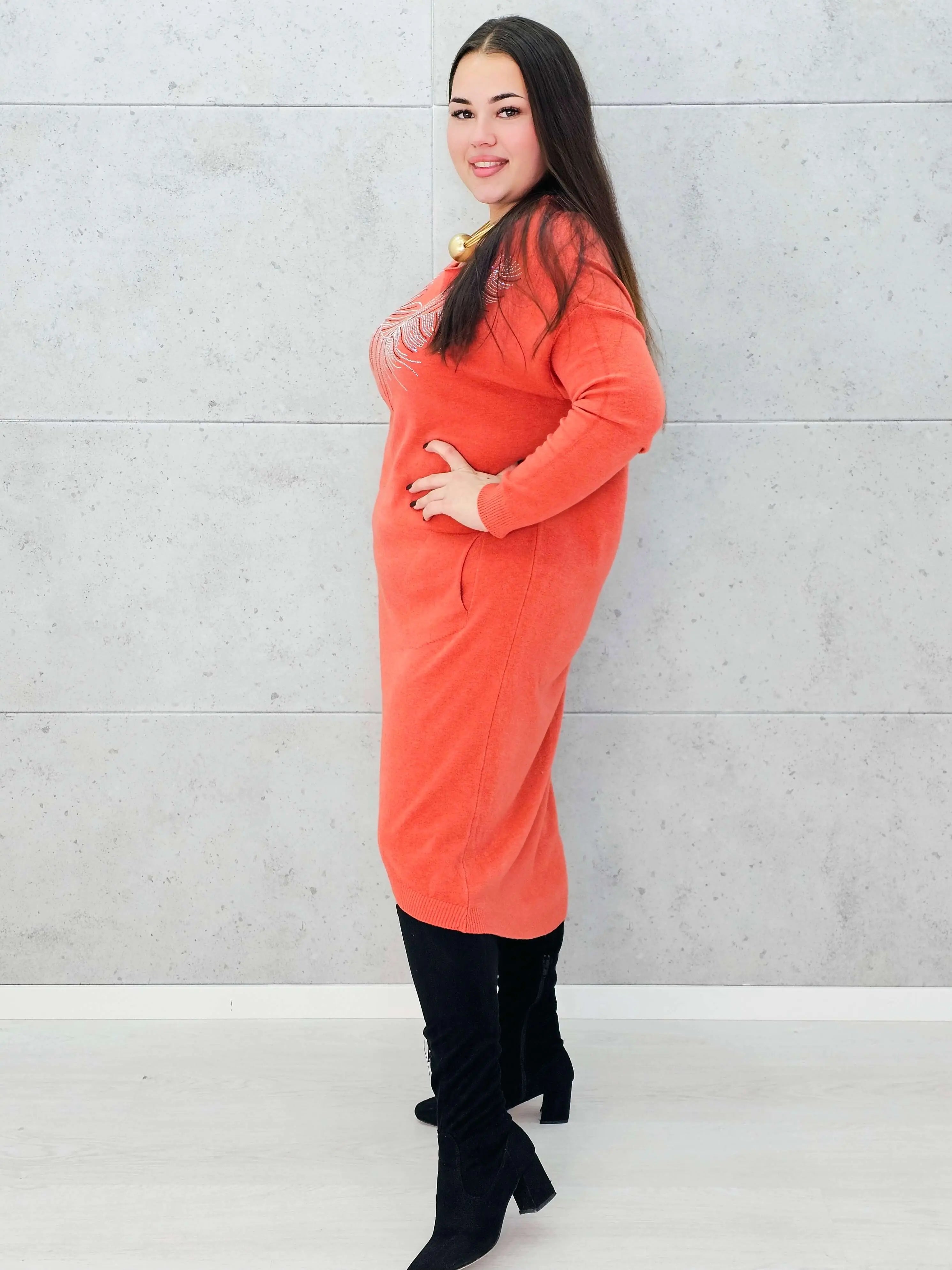 Sukienka z piórem – elegancka dzianinowa sukienka plus size w kolorze ceglastym Stylowa XL