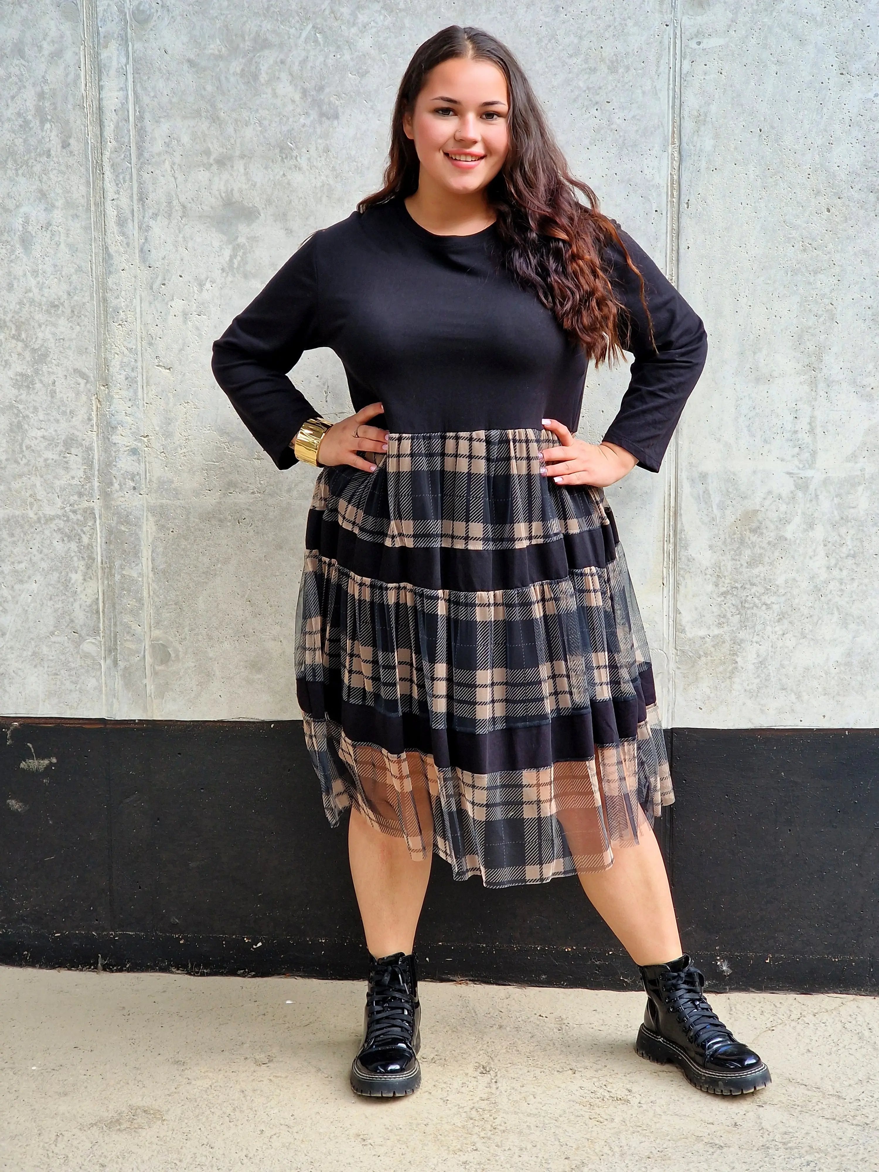 Sukienka z tiulową kratką Stylowa XL