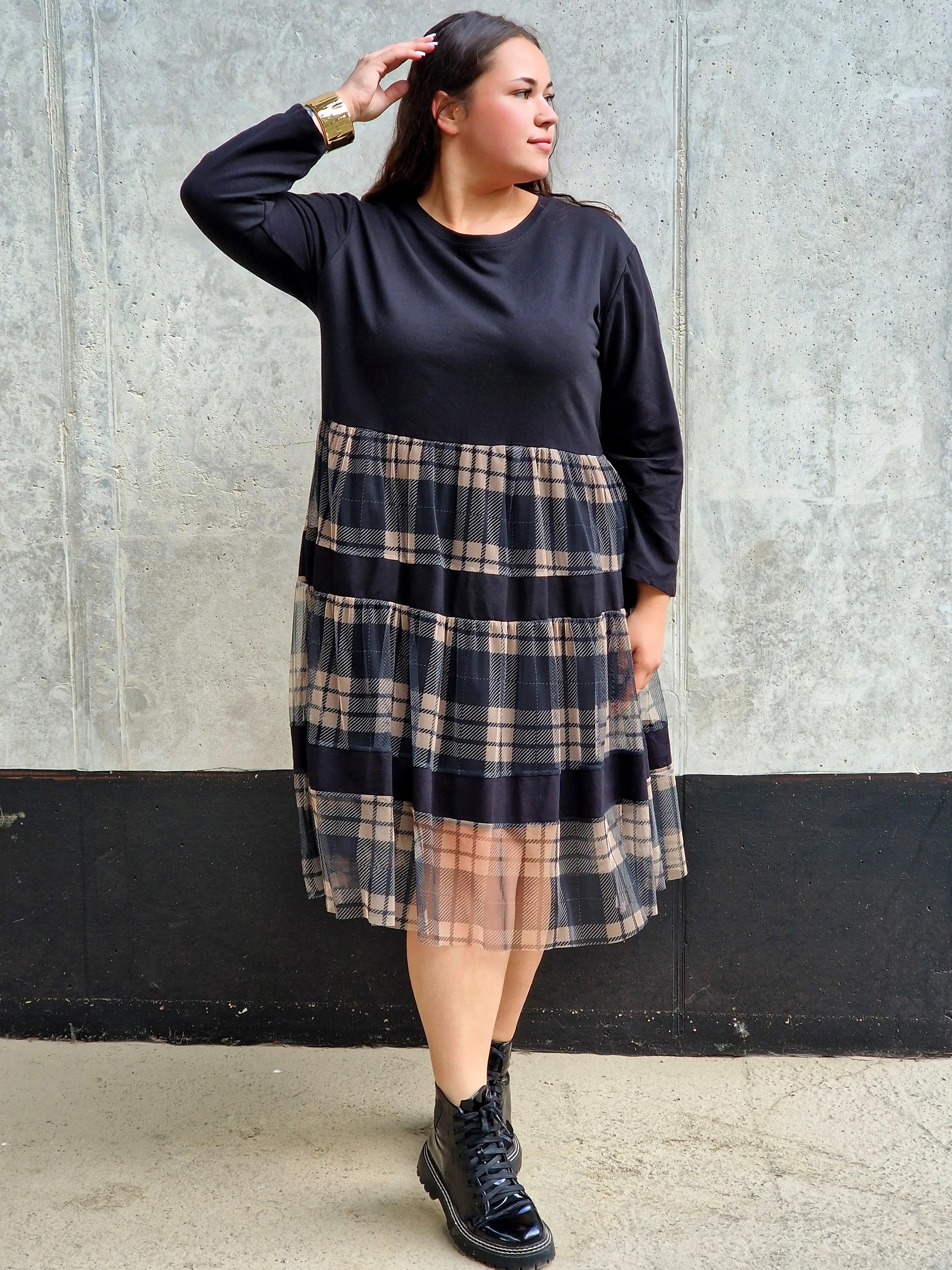 Sukienka z tiulową kratką Stylowa XL