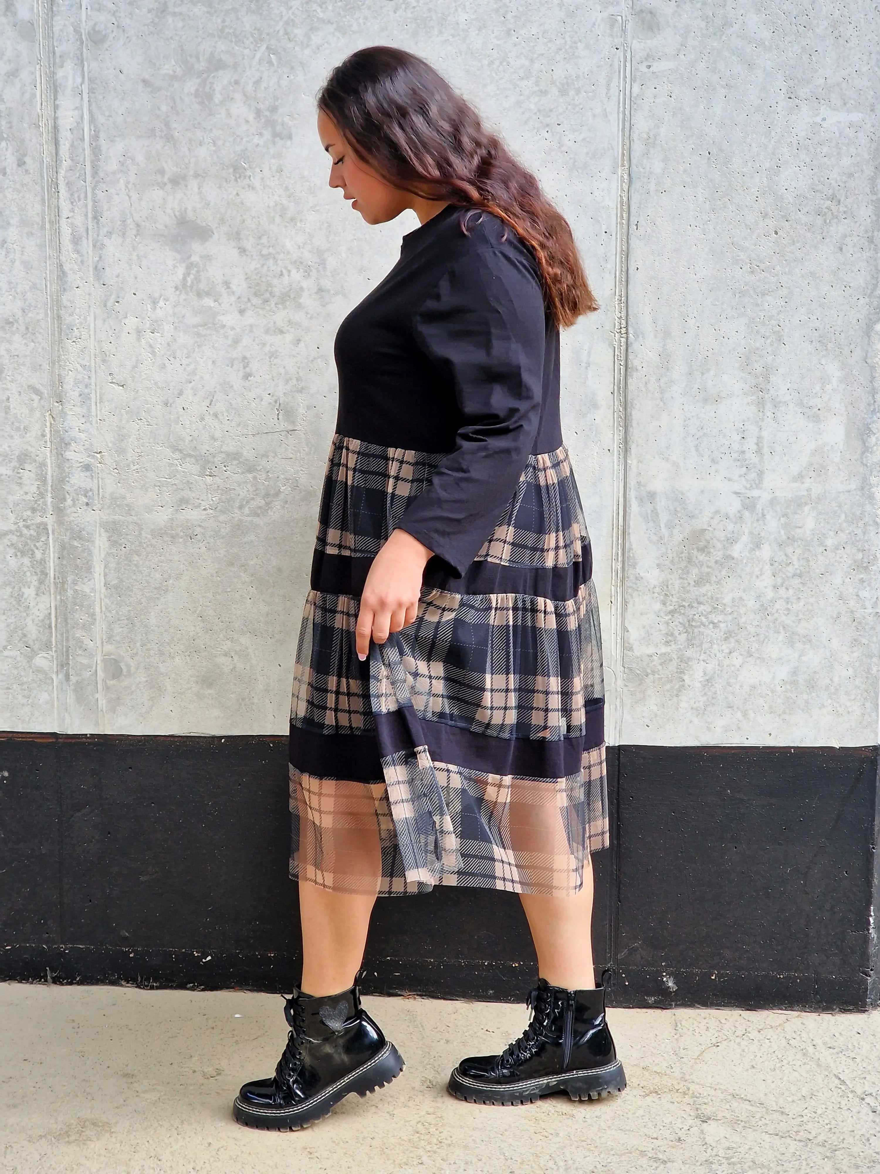 Sukienka z tiulową kratką Stylowa XL