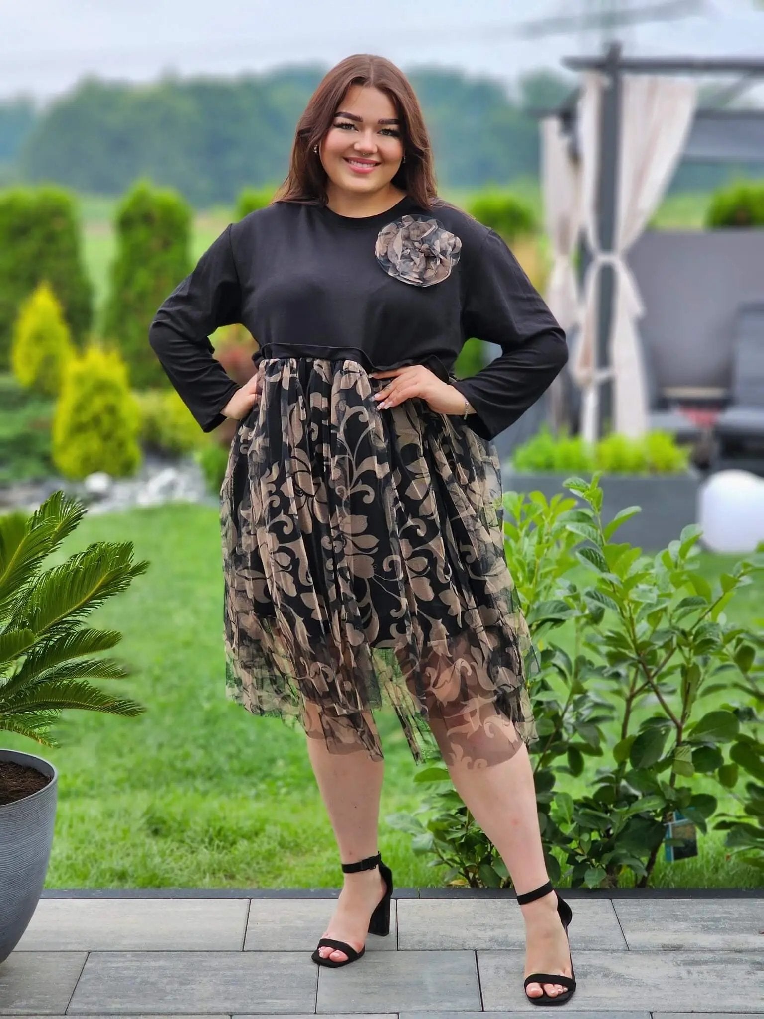 Sukienka z tiulowym dołem i kwiatem Stylowa XL