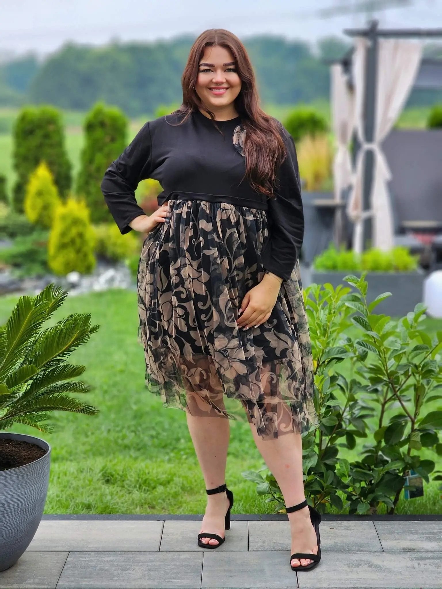 Sukienka z tiulowym dołem i kwiatem Stylowa XL