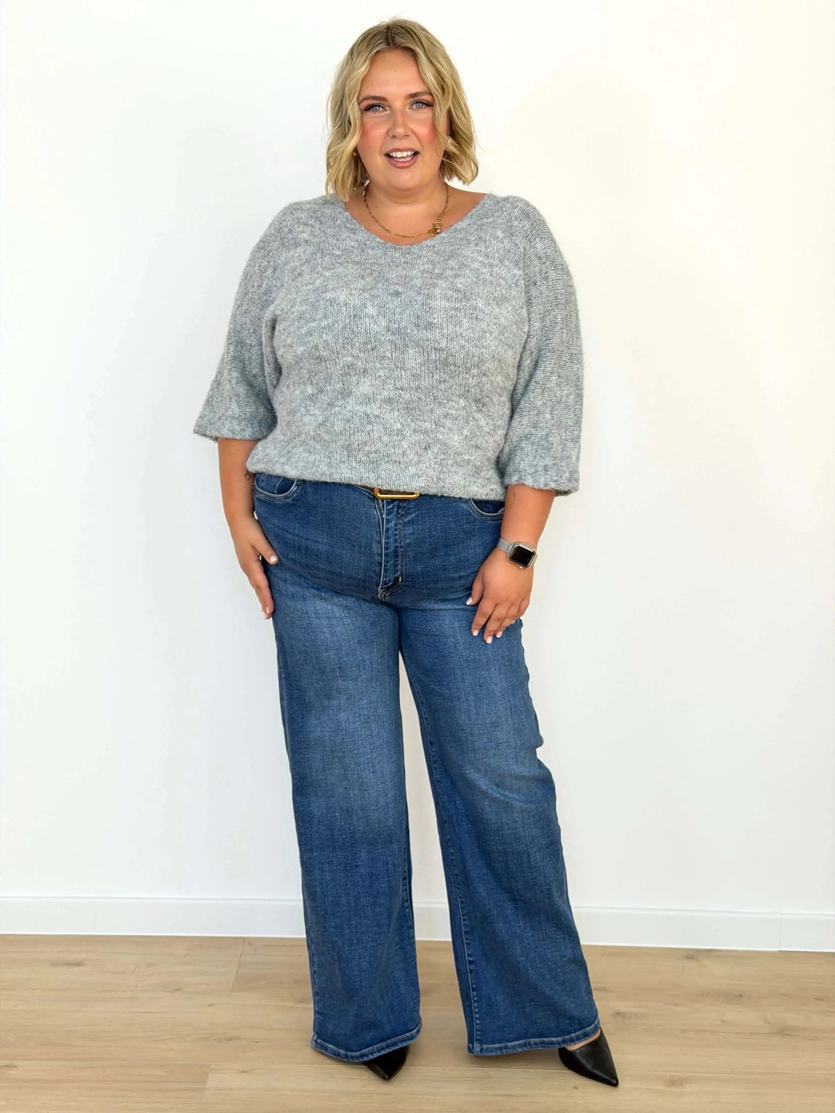 Sweter damski plus size z dekoltem V – miękki i swobodny fason Stylowa XL