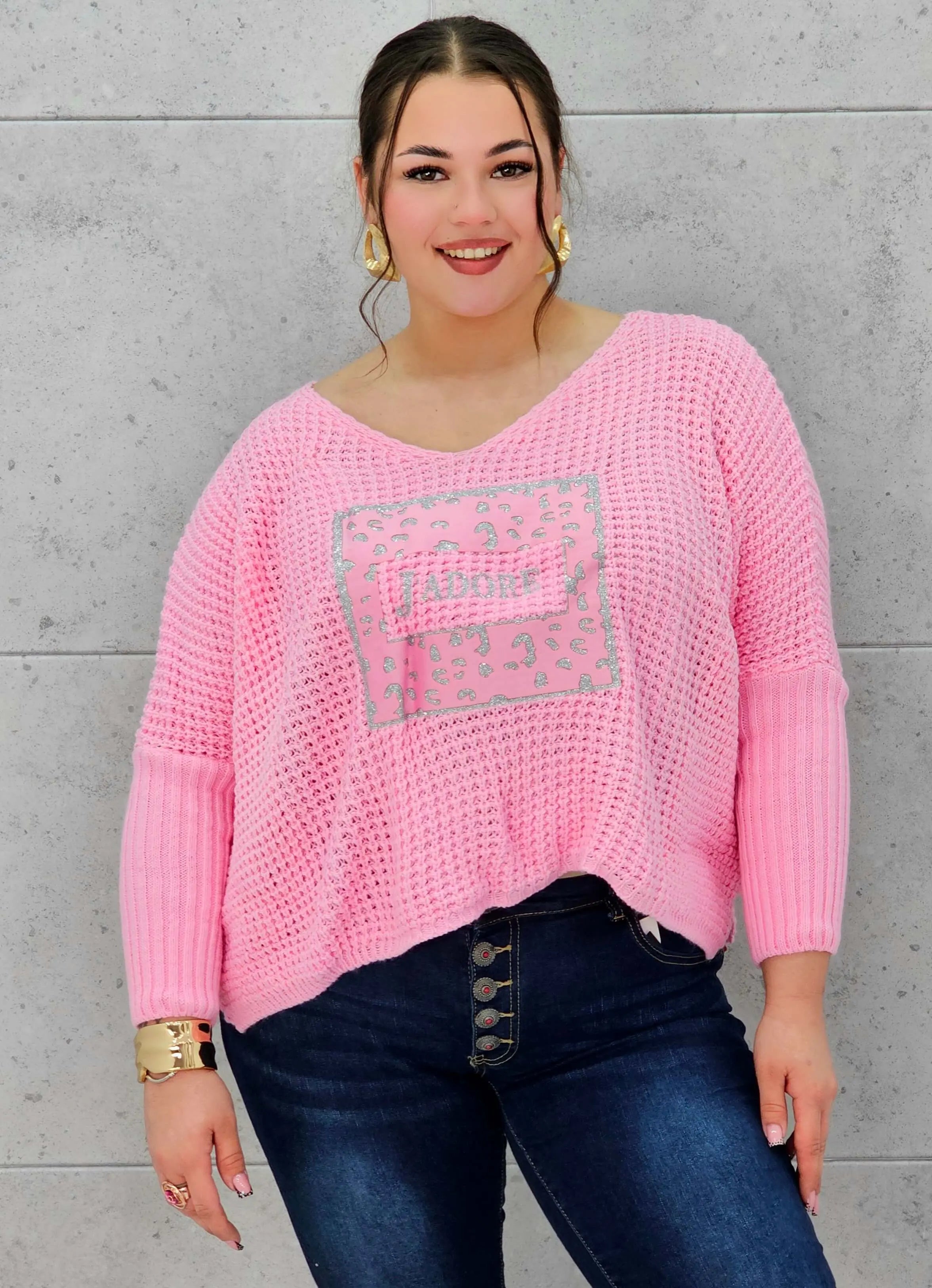 Sweter plus size z aplikacją J’adore – modny i kobiecy wybór. Stylowa XL