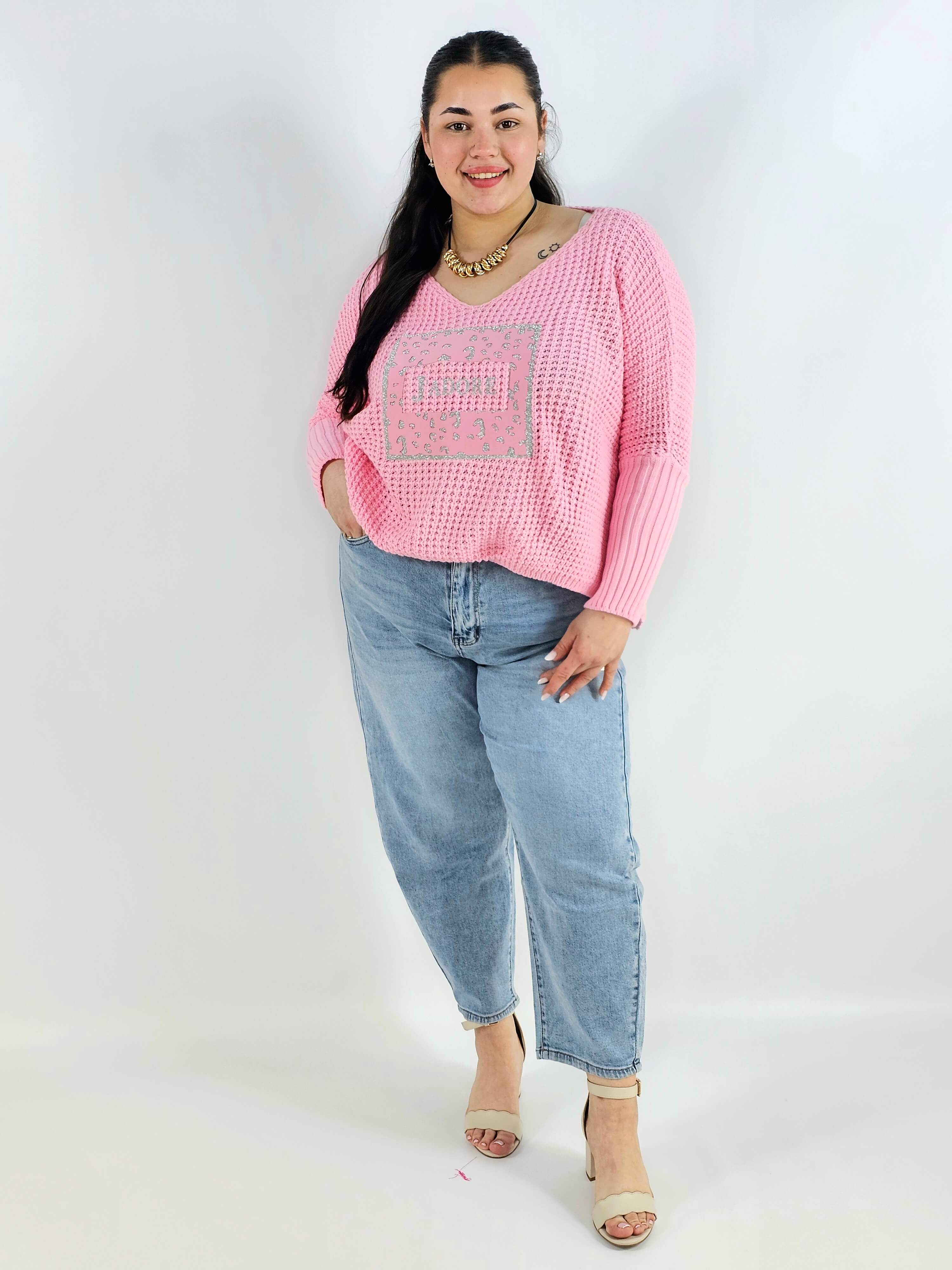 Sweter plus size z aplikacją J’adore – modny i kobiecy wybór. Stylowa XL