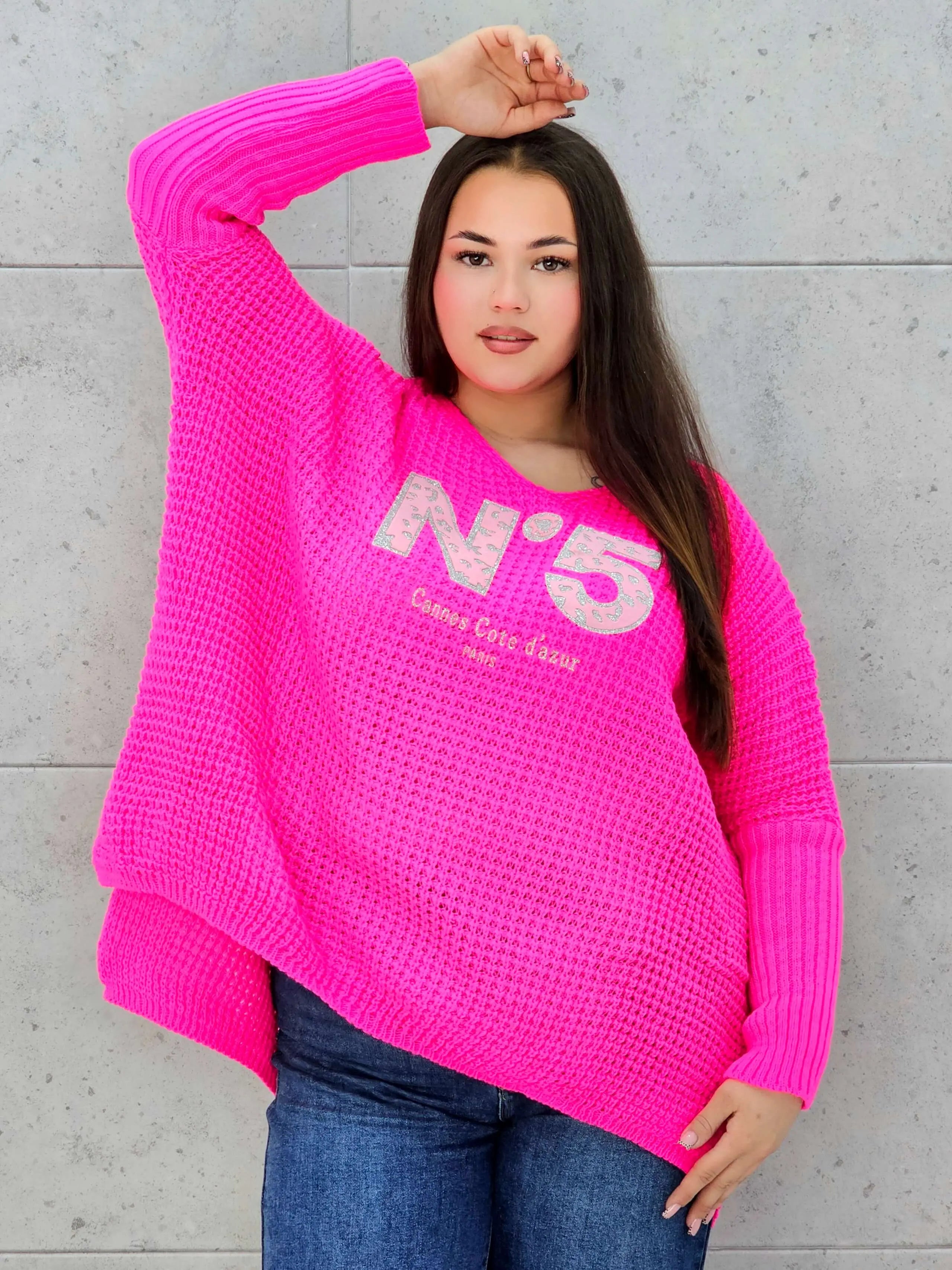 Sweter plus size z aplikacją – styl i wygoda w jednym  Stylowa XL Stylowa XL