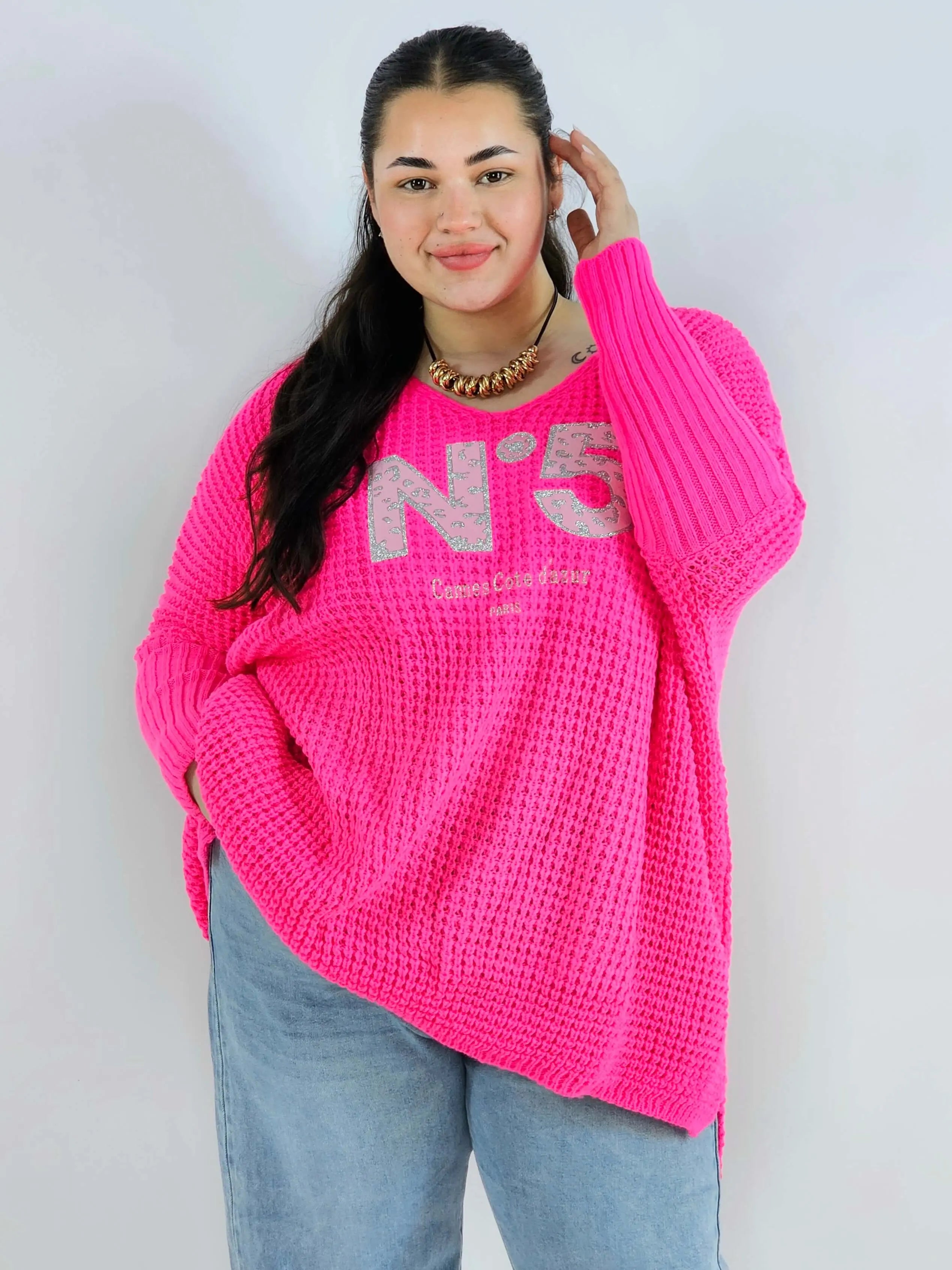 Sweter plus size z aplikacją – styl i wygoda w jednym  Stylowa XL Stylowa XL