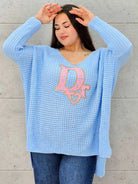 Sweter plus size z dekoltem V i aplikacją – wygoda i styl w jednym  Stylowa XL Stylowa XL