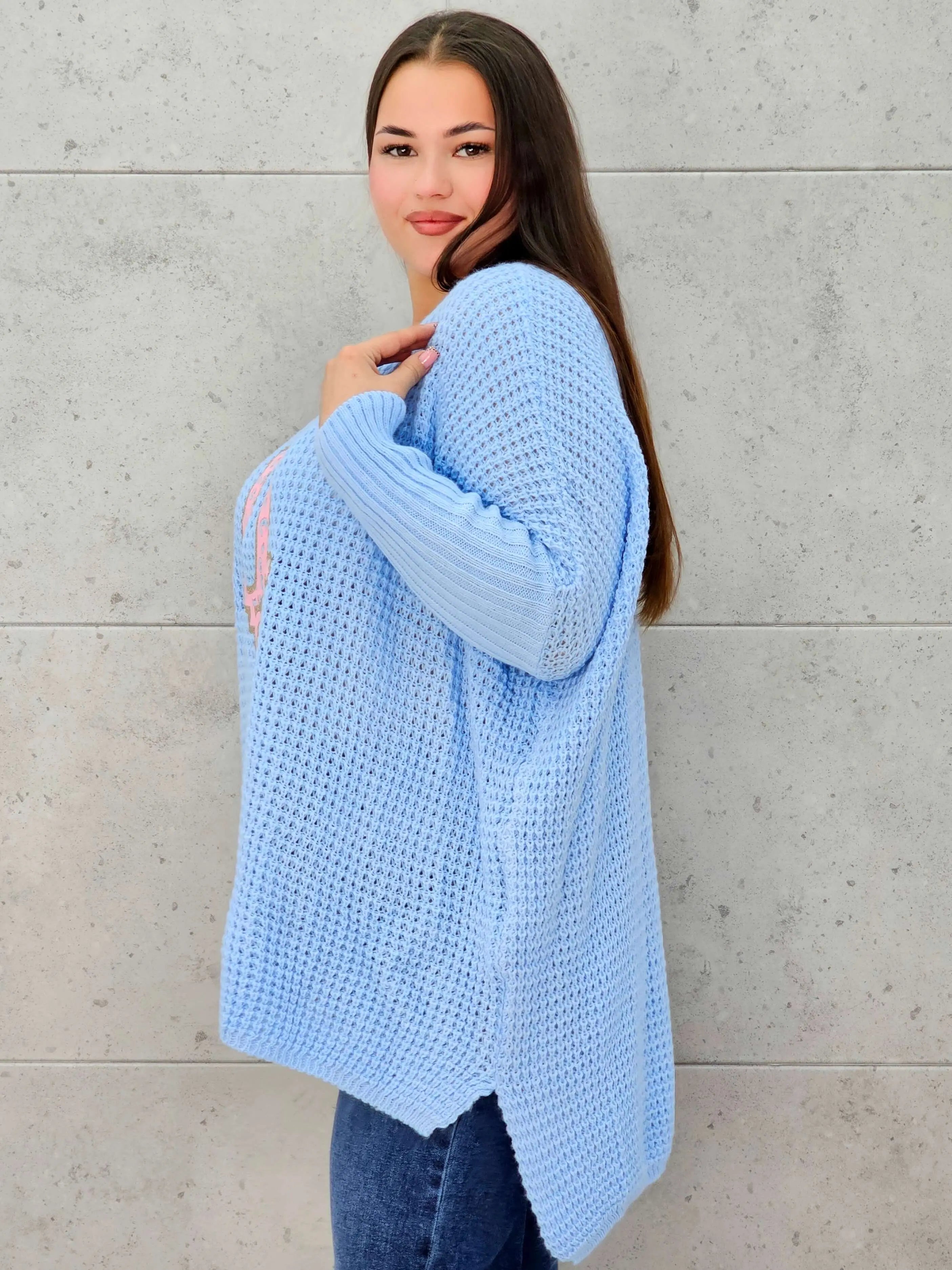 Sweter plus size z dekoltem V i aplikacją – wygoda i styl w jednym  Stylowa XL Stylowa XL