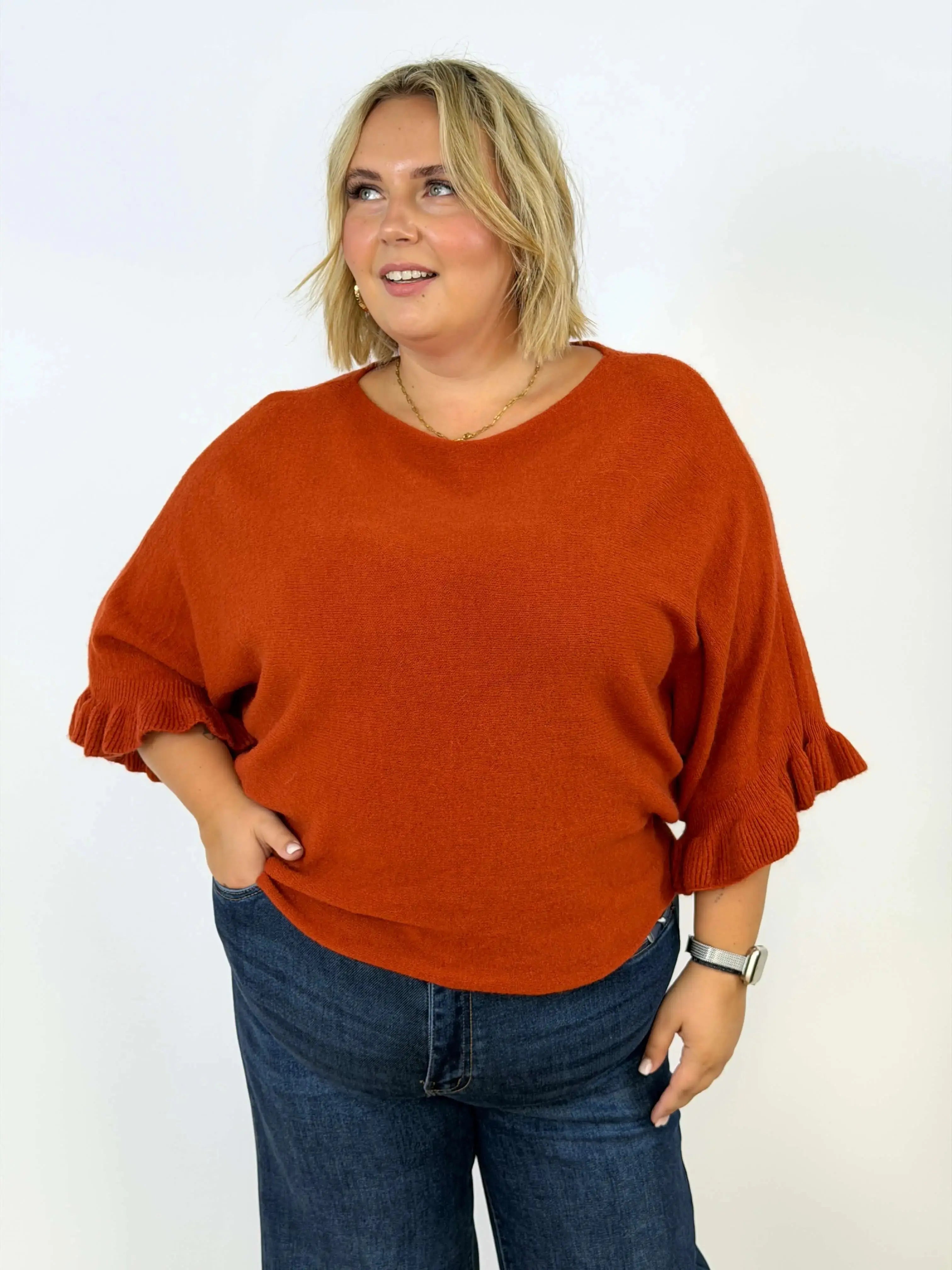 Sweter plus size z falbanką przy rękawach Stylowa XL