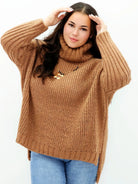 Sweter plus size z golfem brąz – ciepły, stylowy i wygodny Stylowa XL