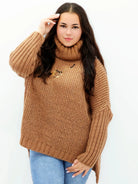 Sweter plus size z golfem brąz – ciepły, stylowy i wygodny Stylowa XL
