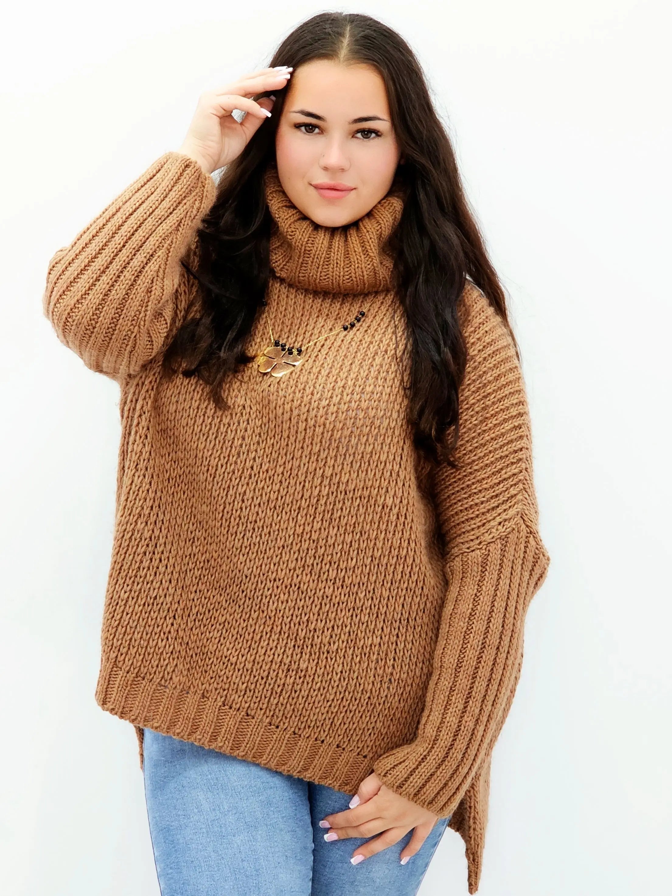 Sweter plus size z golfem brąz – ciepły, stylowy i wygodny Stylowa XL