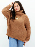 Sweter plus size z golfem brąz – ciepły, stylowy i wygodny Stylowa XL